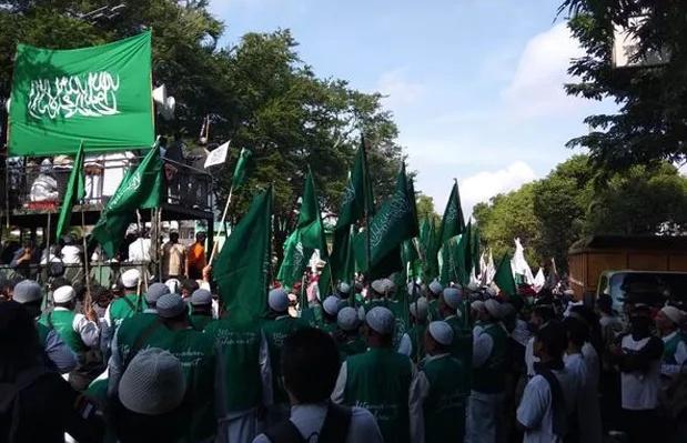 Ribuan Peserta Tabligh Akbar PA 212 Putihkan Kawasan Gladak Solo