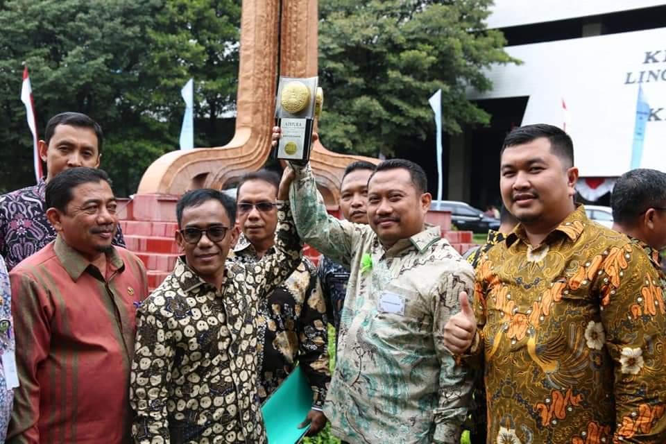 Plt Bupati Kampar Terima Piala Adipura 2019 