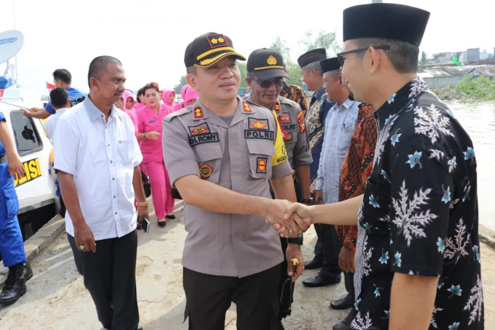 Kungker ke Reteh, Kapolres Inhil Deklarasi Damai dan Berikan Santunan Bagi Keluarga Miskin