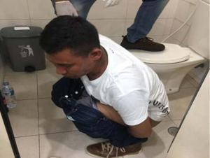 Pria Ini Keluarkan Sabu Lewat Dubur 4 bungkus plastik berisi masing-masing 72 gram, 74 gram, 78 gram dan 69 gram
