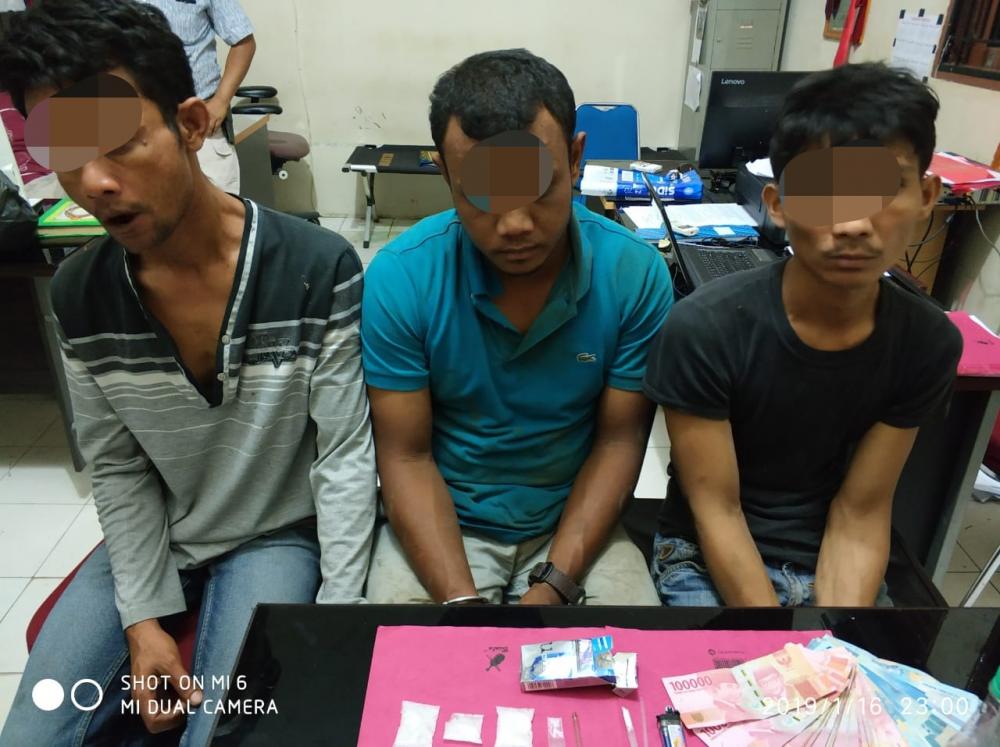 Di lokasi Kandang Ayam Resnarkoba Polres Kampar Ciduk 3 Pria Saat Pesta Narkoba 