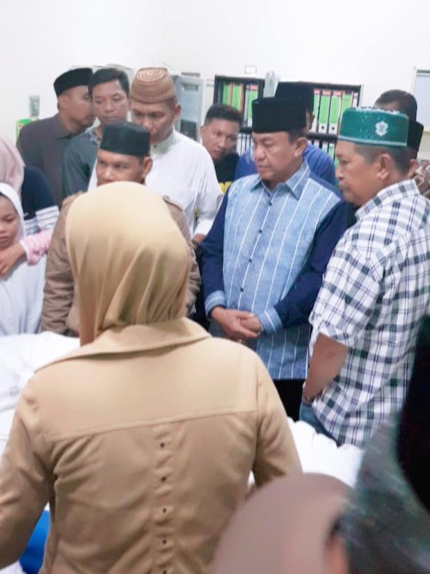 Bupati Inhil Melayat H Muslimin Mabbate Di RSUD Puri Husada Tembilahan