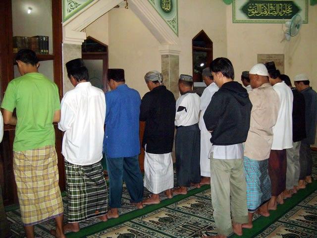 Sahkah Salat Warga NU yang Menjadi Makmum dengan Imam Selain NU?
