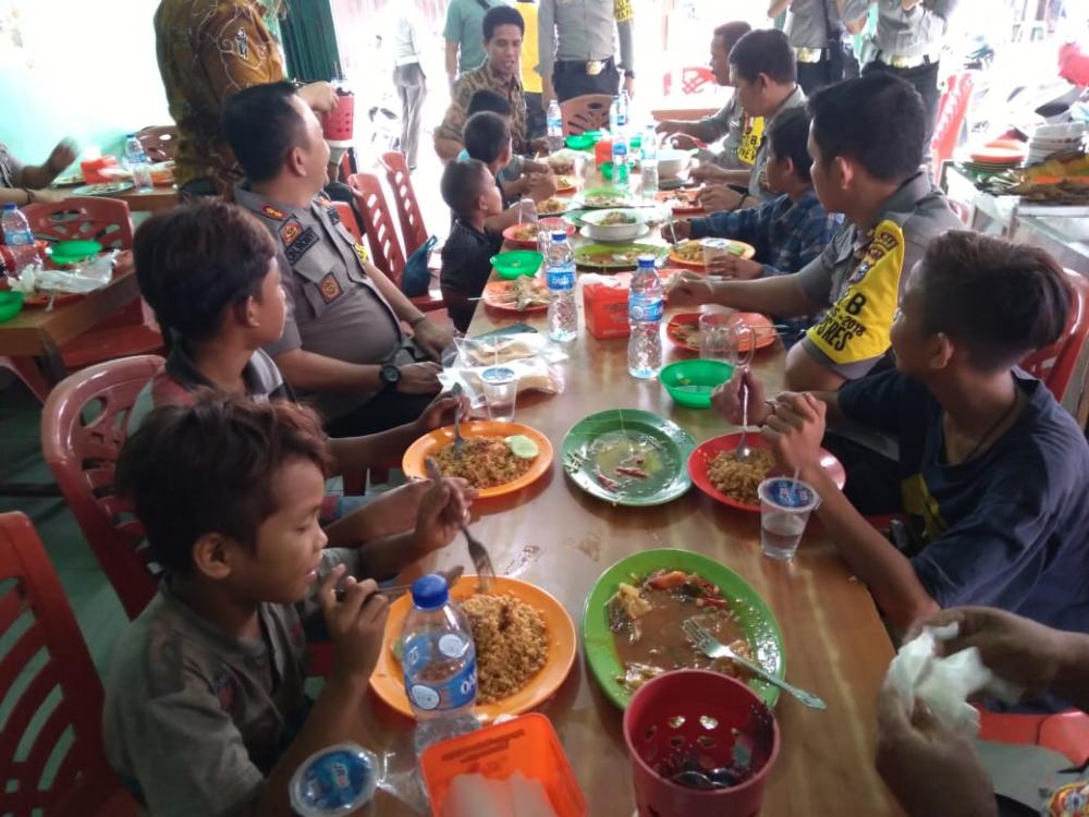 Jumat Barokah, Kapolres Inhil dan Jajaran Makan Bersama Anak Keluarga Kurang Mampu 