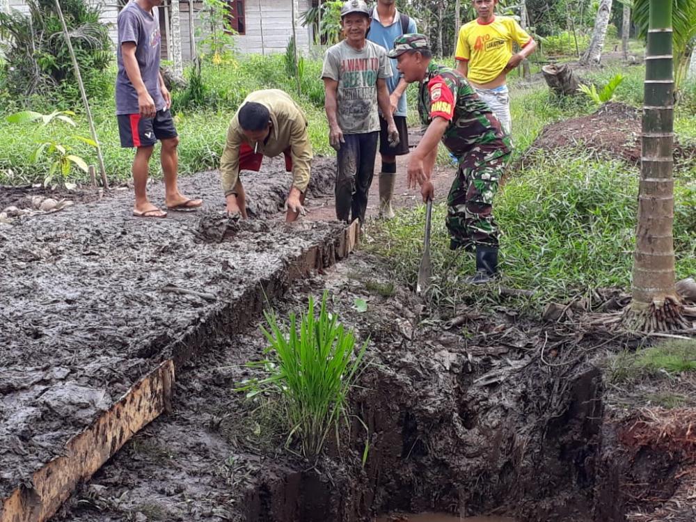 Serka Sasmito Babinsa Desa Belantaraya Goro Bersama Masyarakat