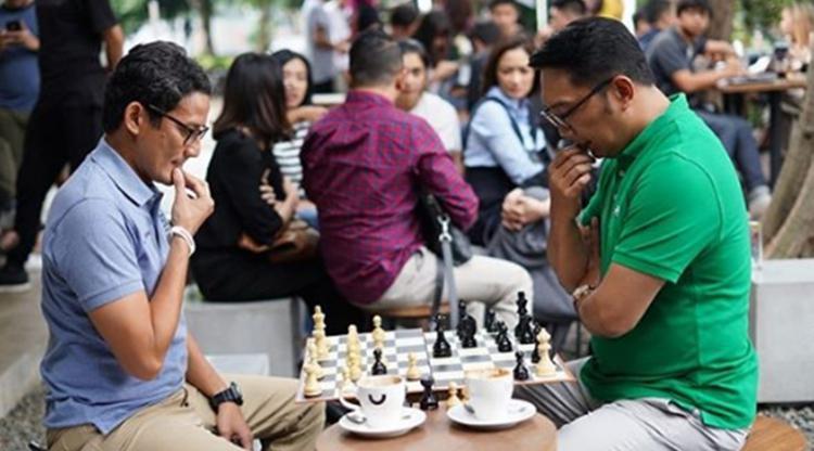 Sandiaga Uno dan Ridwan Kamil, Main Catur hingga Minum Kopi Bareng
