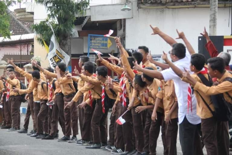 Heboh Jokowi Disambut "Dua Jari" di Ponorogo
