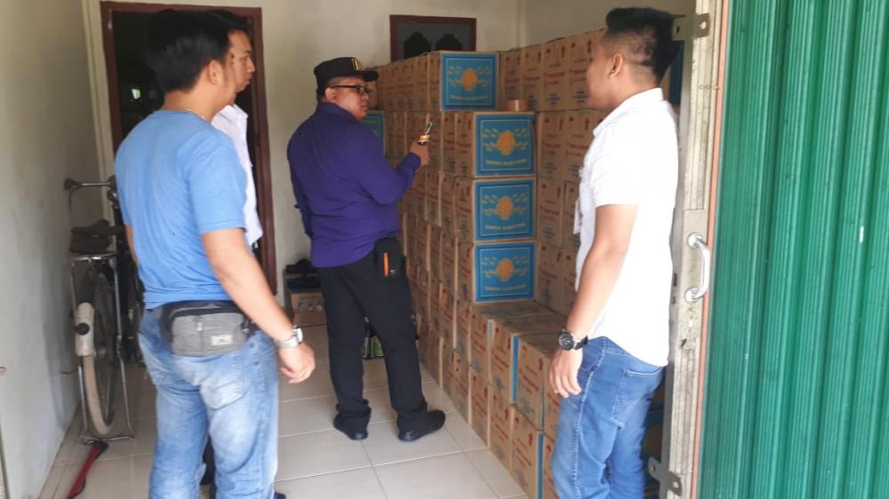 Polres Inhil Dampingi Petugas Loka POM Sita Ratusan Kotak Jamu Ilegal 