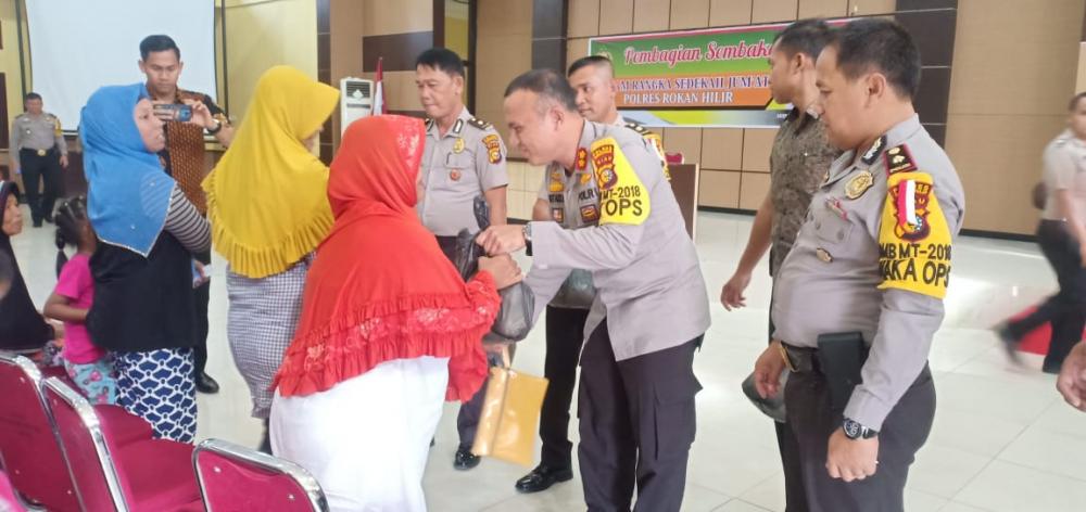 Jumat Sedekah, Kapolres Rokan Hilir Bagikan Sembako Kepada Warga di Rokan Hilir 