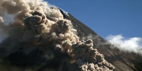 Merapi Keluarkan Lava Pijar, Masyarakat Diminta Jauhi Radius 3 Kilometer