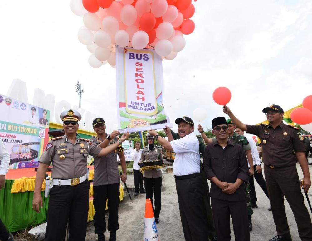 Plt Bupati bersama Polda Riau launching 4 unit bus sekolah