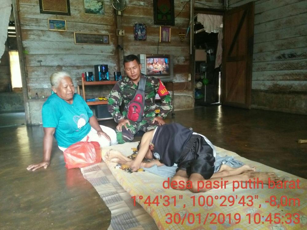 Sakit dan Lumpuh Bertahun-tahun, Warga Bunut Ini Dijenguk Anggota Koramil 03 Bagan Sinembah 