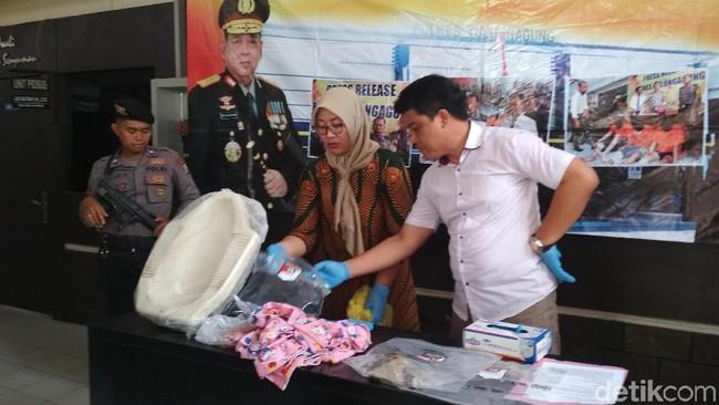Pengakuan Tersangka:Sebelum Jatuh ke Kloset, Bayi Dicekik dan Disiram Air Lima  Kali