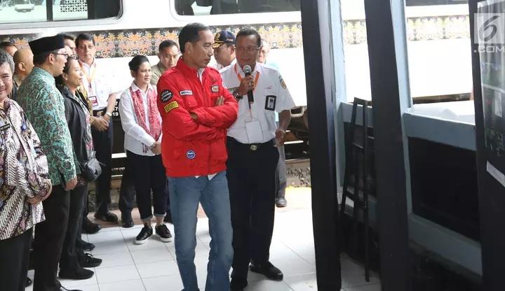 Merakyat, Jokowi Konsultasi Soal Potongan Rambut Saat Ikut Cukur Massal di Garut