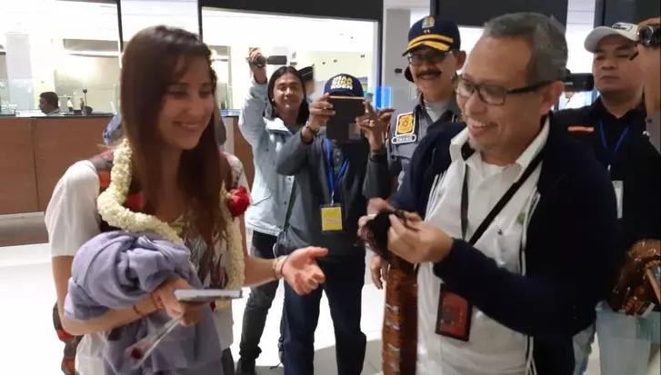 Turis Cantik Ini Jadi Penumpang Pertama yang Tiba di Soetta pada 2019
