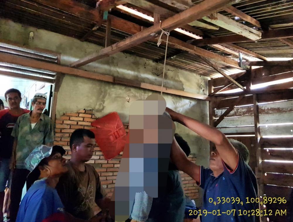Diduga Karena Sakit Serta Pisah Ranjang Dengan Istrinya, Kakek ini Nekat Gantung Diri