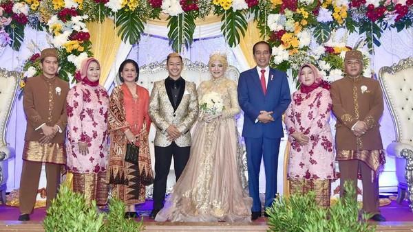 Kondangan ke Pernikahan Hanifan dan Pipiet, Jokowi: Samawa, Ya!