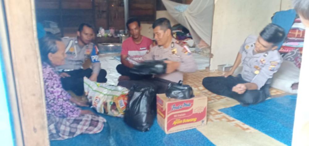 Personil Polsek Concong Menyisihkan dan Membagikan Sedikit Rezekinya Kepada Warga yang Kurang Mampu.