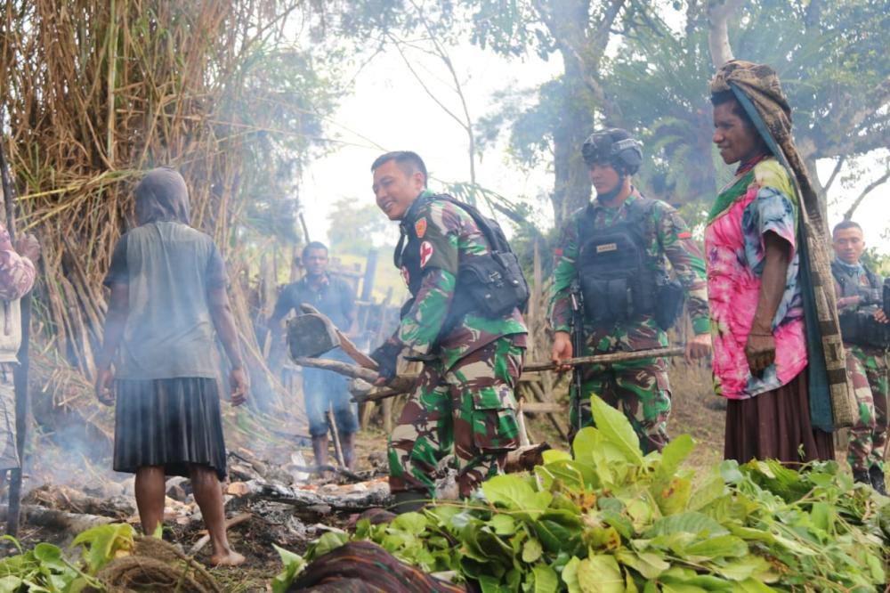Satgas Mobile Yonif Raider 323/BP Kostrad Adakan Bakar Batu Bersama Masyarakat kampung Napua.