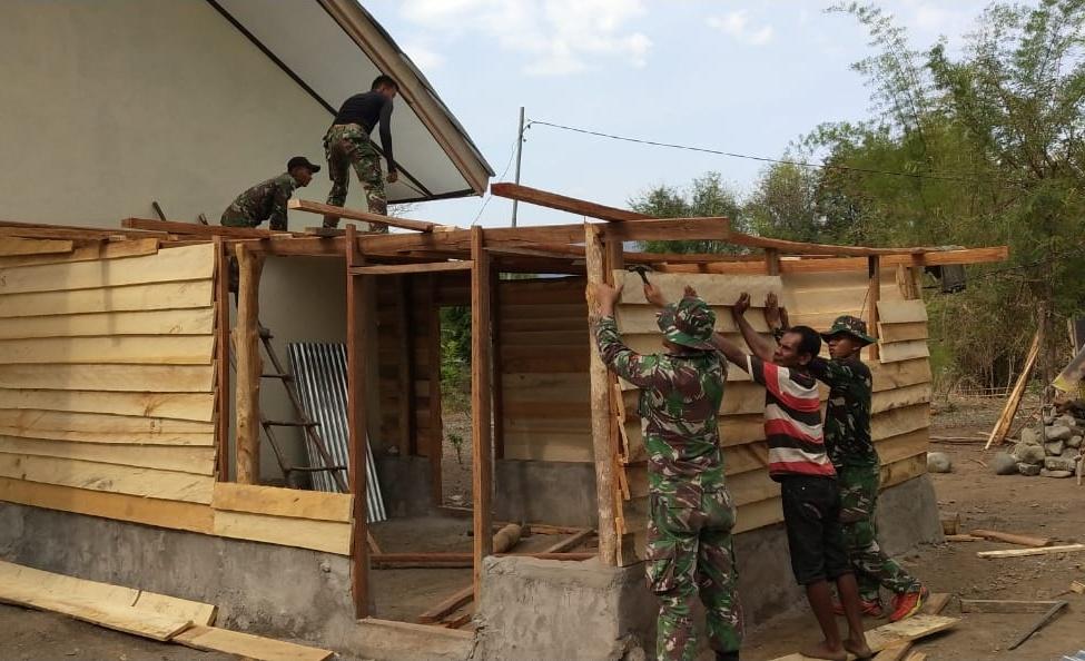 Satgas Pamtas RI-RDTL Yonif 132/BS, Berikan Dapur Baru Kepada Masyarakat Desa Netemnanu .