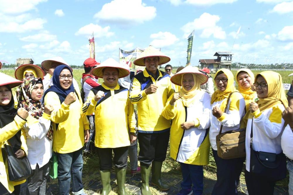 Bupati Bengkalis Hadiri Panen Raya Desa Harapan Baru