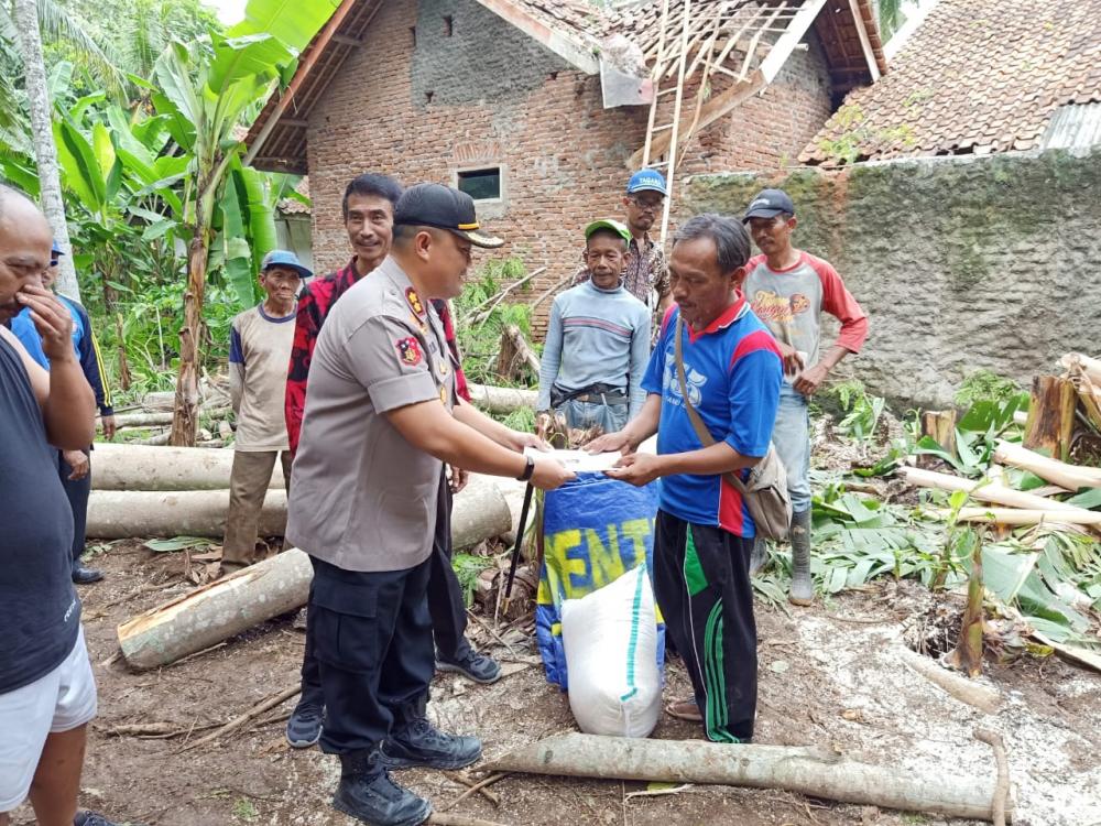 Kapolres Banjar Beri Bantuan Kepada Para Korban Yang Diterjang Angin Puting Beliung