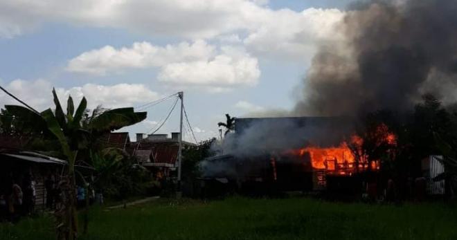 Rumah Semi Permanen Di Tembilahan Dilalap Sijago Merah