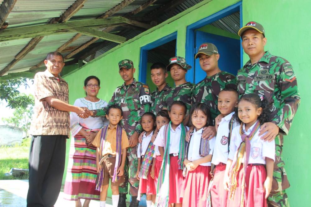 Satgas Pamtas RI-RDTL Yonif 132/BS, Renovasi Kamar Mandi Sekolah 