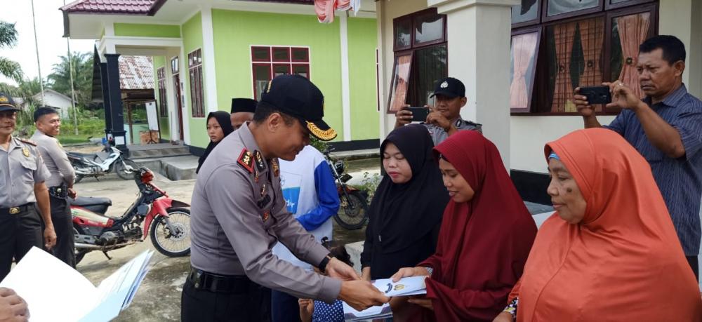 Polres Kampar Salurkan Zakat Personel untuk Dhuafa di Desa Bukit Sembilan dan Pulau Rambai