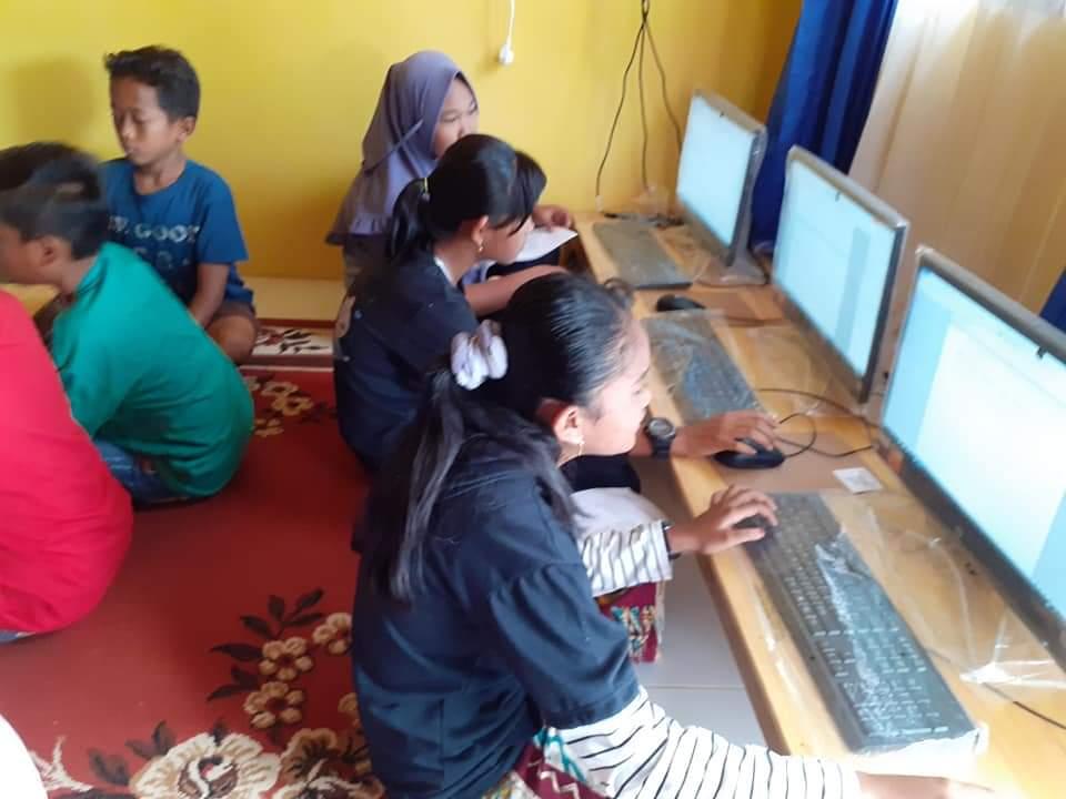 Pengurus Perpustakaan Desa Sialang Kayu Batu Adakan Kursus Komputer Bagi Masyarakat