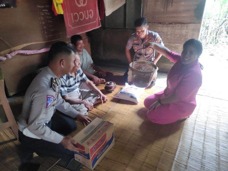 Peduli Dengan Sesama, Kapolres Rokan Hulu AKBP. Dasmin Ginting,SIK, bantu warga kurang mampu.