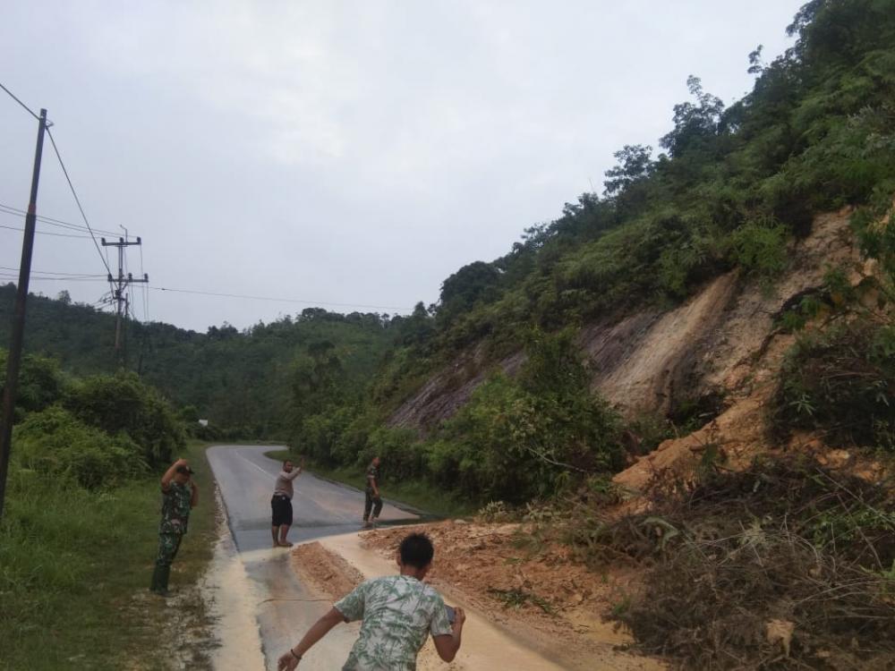 Jalan Lintas Riau Sumbar Lonsor Km 84
