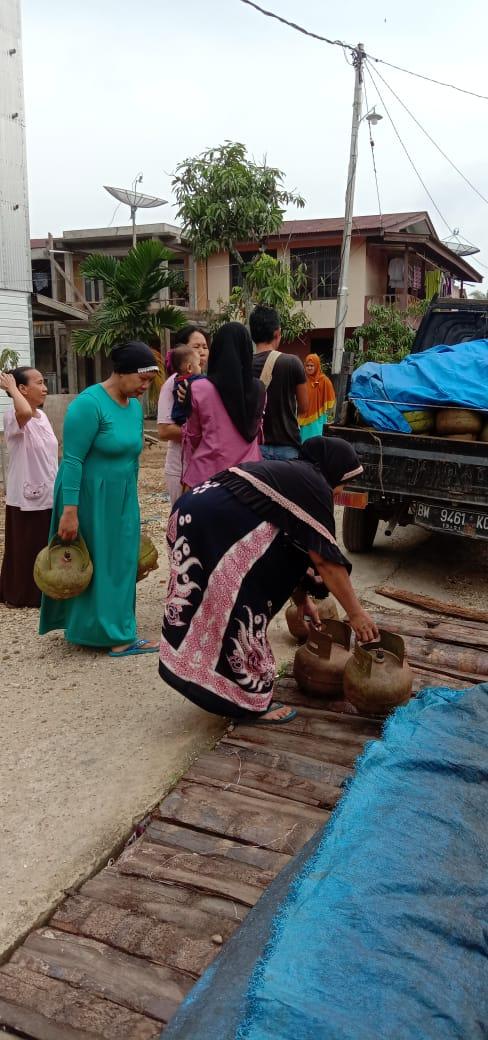 Belum Diturunkan di Pangkalan LPG 3 KG, Gas Tabung Melon Diserbu Warga Desa Tuasan Inhil.