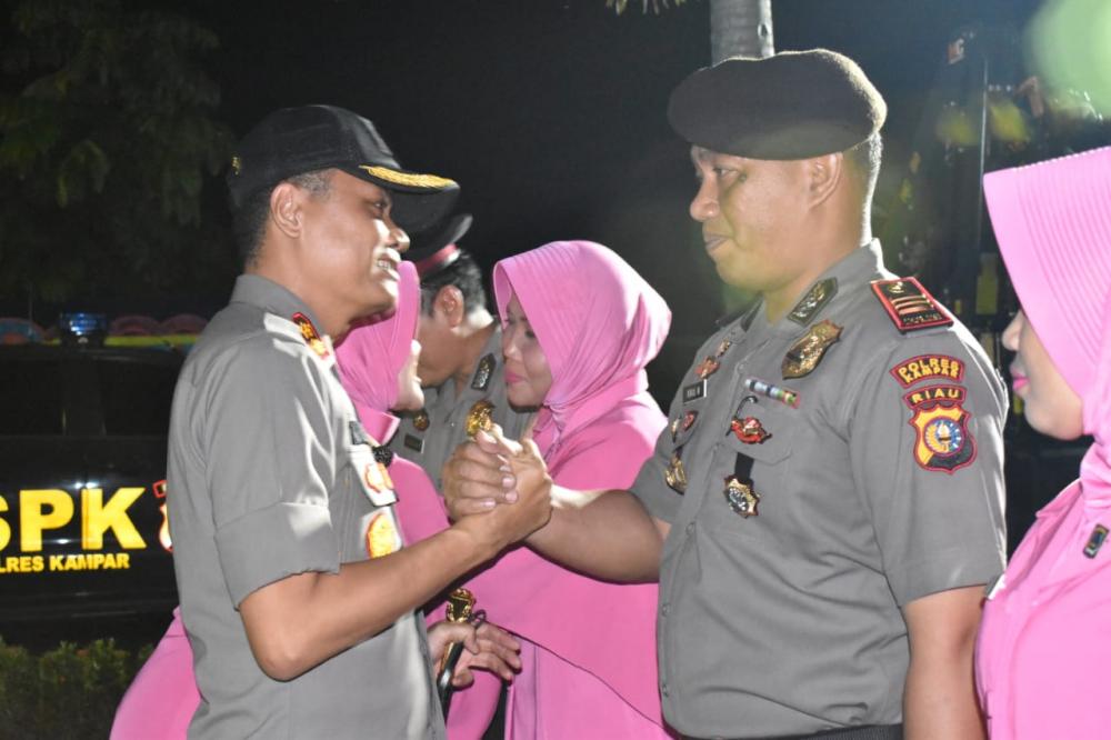 Polres Kampar Gelar Upacara Kenaikan Pangkat 99 Personelnya Pada Malam Tahun Baru