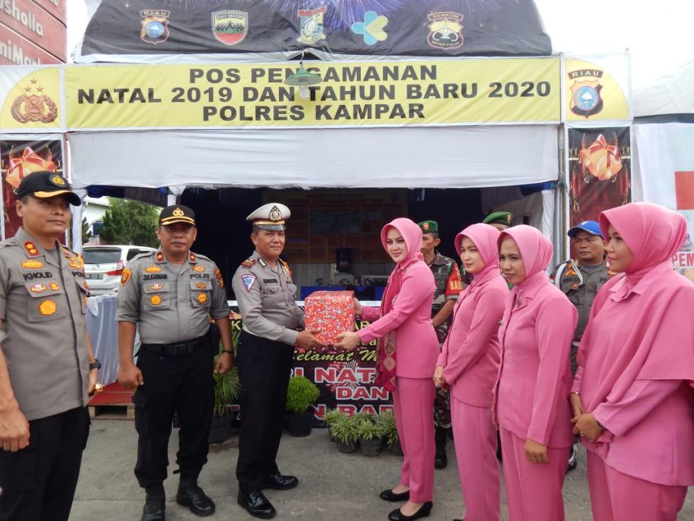 Kapolres Kampar dan Ketua Cabang Bhayangkari Kunjungi Pospam Ops Lilin 2019 di Pandau Jaya