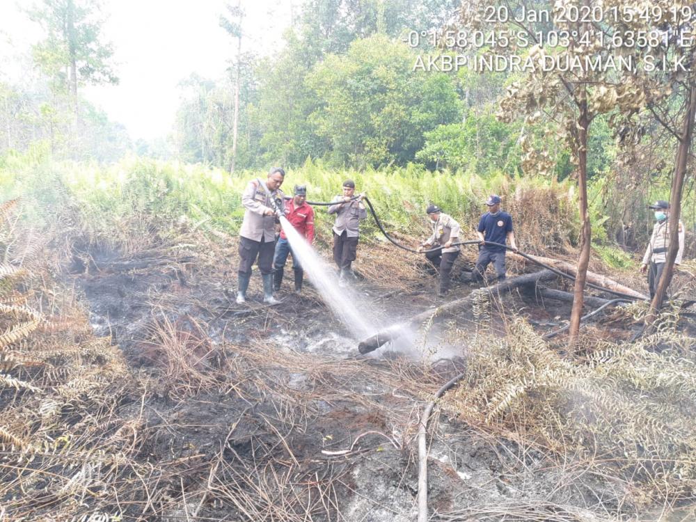 Kapolres Inhil Berjibaku Padam Kan Karlahut