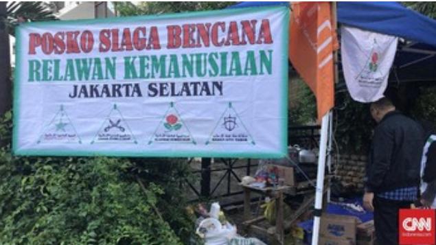Posko Bantuan Banjir  Jakarta FPI, Berdampingan Dengan Gereja .