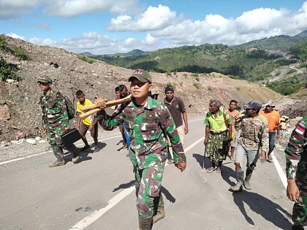 Yonif 132/BS, Ajak Masyarakat Perbatasan Tanam Pohon.