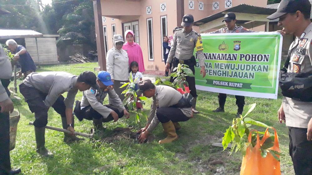Sukseskan Program Kapolri, Jajaran Polsek Rupat Tanam 20 Pohon Hijau