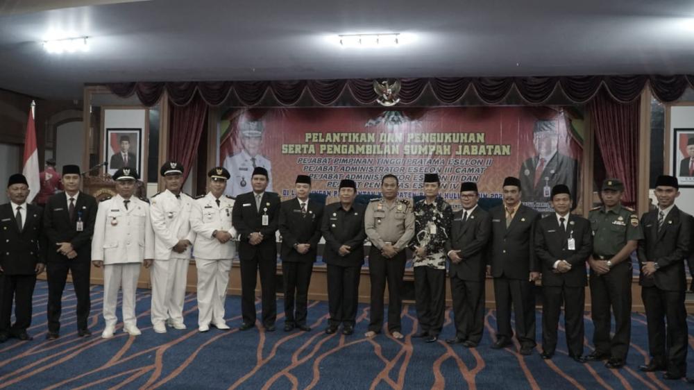 Bupati Kabupaten Rokan Hulu H.Sukiman melantik pejabat eselon di pemerintahanya.
