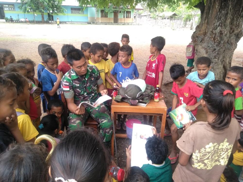 Yonif 132/BS Memberi Pelajaran Tambahan di Luar Kelas.