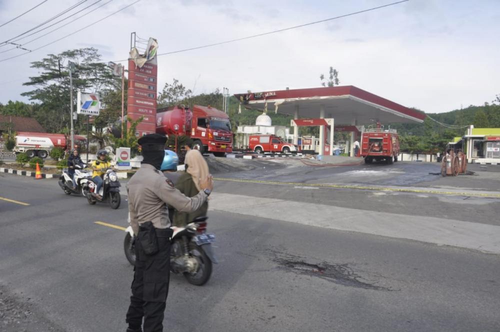 Mobil Tangki Milik Pertamina Terbakar di SPBU Batulawang