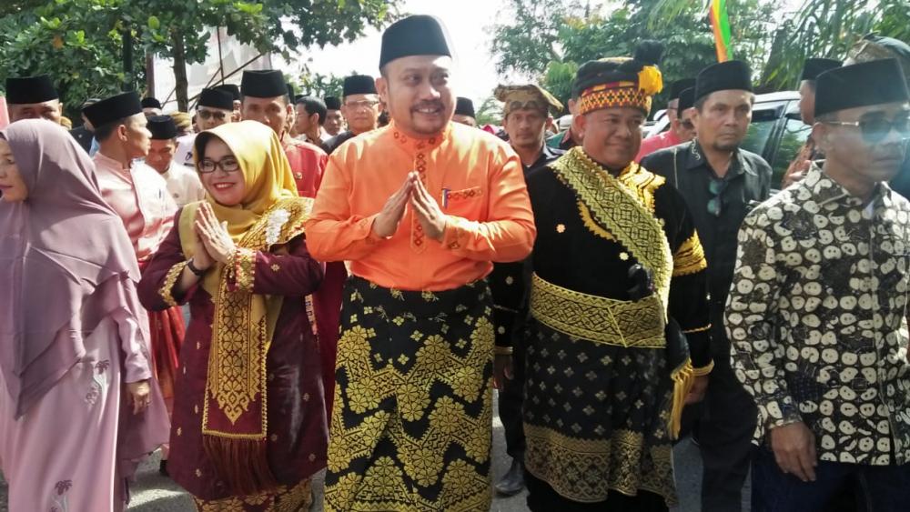 Istri Bupati Kampar Hj.Muslimawati pulang Bainduok dan Bamamak Suku  Mandailiong
