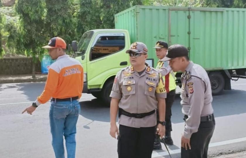 Kapolres Banjar Cek Kondisi Terakhir Perihal Tanah Longsor yang Menimpa Jalan Raya Provinsi Jabar-Jateng di Jalan Brigjen M. Isa Cipadung Kota Banjar