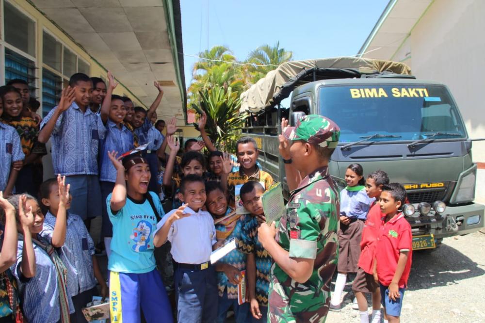 Satgas Pamtas RI-RDTL Yonif 132/BS, Hadirkan Perpustakaan Keliling di Perbatasan .