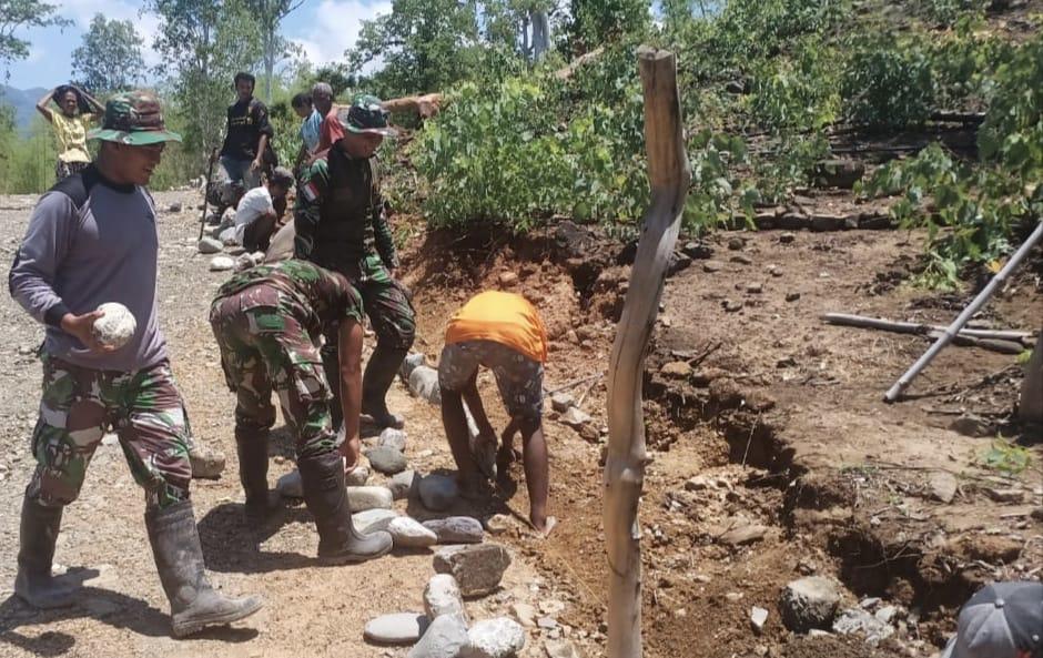 Satgas Pamtas RI-RDTL Yonif 132/BS, Bersama Masyarakat Gelar Karya Bakti Perbaikan Akses Jalan Desa Netemnanu.