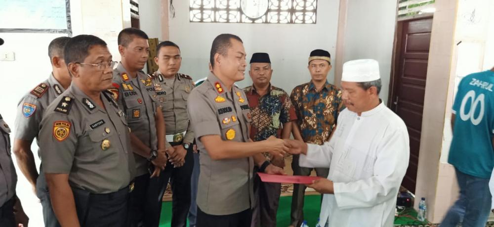 Kapolres Kampar Kunjungi Pesantren Miftahul Muarrif yang mengalami Musibah Kebakaran