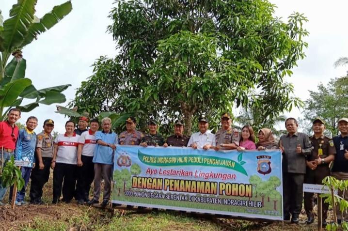 Polres Inhil "Polri Peduli Penghijauan"Tanam Pohon Di Mapolsek Tembilahan Hulu