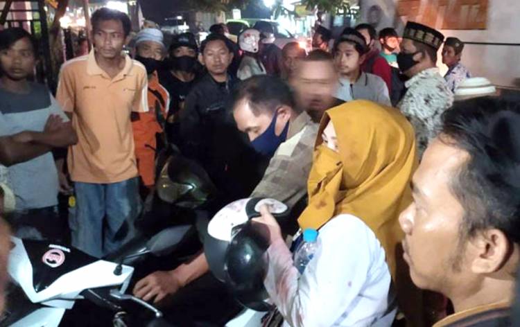 Jumpai Istri Makan Bakso dengan Pria lain, Braakkk... Gelas Dihantamkan, Kepala Istri Bocor Berdarah