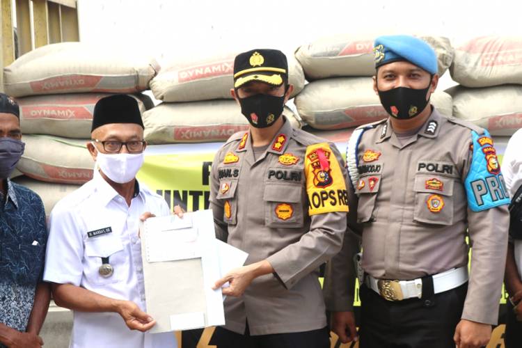Kapolres Inhil Serahkan Bantuan 150 Sak Semen dan Uang kepada Pengurus Masjid Al-Firdaus